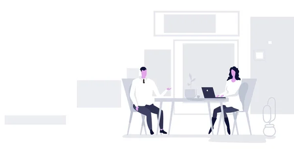 Hombre de negocios mujer sentada en el lugar de trabajo escritorio gente de negocios pareja trabajando juntos lluvia de ideas trabajo en equipo concepto moderno oficina interior longitud completa boceto horizontal — Vector de stock