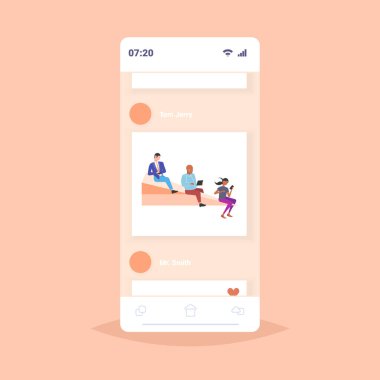 kağıt uçak mix yarış arkadaşları takım birlikte dijital bağımlılık kavramı mobil uygulama akıllı telefon ekranı düz vektör illüstrasyon seyahat gadget'lar kullanarak uçan insanlar
