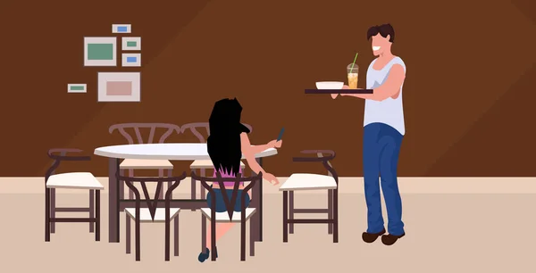 Hombre camarero sirviendo comida a mujer huésped sentado en la mesa de café moderno restaurante interior plano horizontal longitud completa — Archivo Imágenes Vectoriales