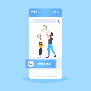 çift adam kadın gök ulaşım nakliye paketi hava posta ekspres teslimat kavramı akıllı telefon ekranı mobil uygulama tam uzunlukta düz paraşüt ile düşen parsel kutusu yakalamak