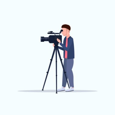 tripod kameraman video kamera kullanarak operatör kamera film yapma kavramı düz tam uzunlukta beyaz arka plan bakarak