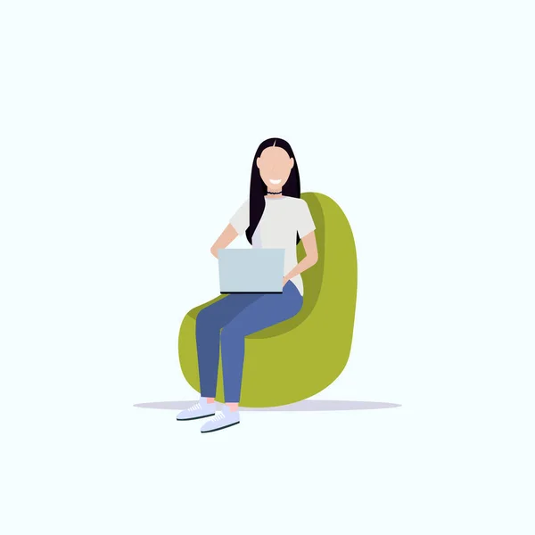 Γυναίκα κάθεται σε φασόλι τσάντα πολυθρόνα χαμογελαστή κορίτσι ανεξάρτητος ή γραφείο εργαζόμενος χρησιμοποιώντας φορητό υπολογιστή κοινωνικής δικτύωσης επικοινωνία ανεξάρτητη έννοια επίπεδο πλήρες μήκος — Διανυσματικό Αρχείο