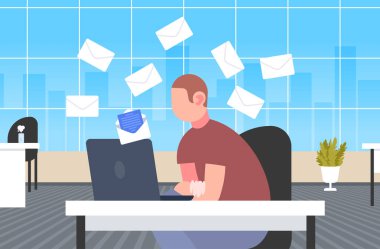 işadamı e-posta mektupları online e-posta iletişim kavramı iş adamı işyeri masasında modern ofis iç düz portre yatay oturan kontrol etmek için dizüstü bilgisayar kullanarak