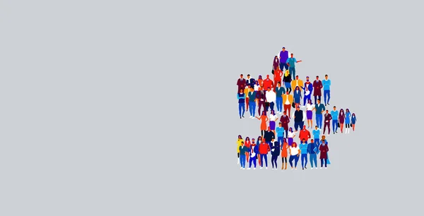 Zakenlui menigte verzamelen in vorm van puzzelstukpictogram sociale media gemeenschap probleemoplossing concept zakelijke mensen groep staande volledige lengte horizontaal — Stockvector