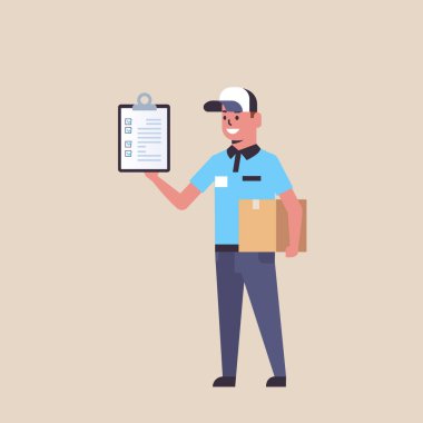 üniforma tutan postacı karton koli kutusu ve form pano gülümseyen kurye ekspres teslimat hizmeti kavramı düz tam uzunlukta alma