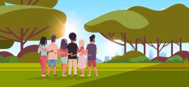 gençler grup kucaklayan arka görüş erkek kadın sarılma dostluk günü kutlama konsepti arkadaşlar eğlenceli günbatımı manzara arka plan tam uzunlukta yatay