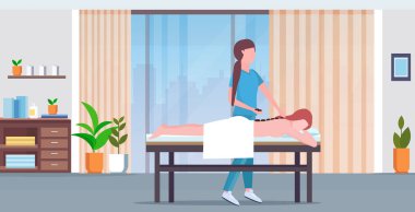 kız tek tip masaj hasta vücut kadın yatak tedavileri kavram lüks spa salon kliniği dolap iç tam uzunlukta yatay yatan sıcak taş sırt masaj masöz olan