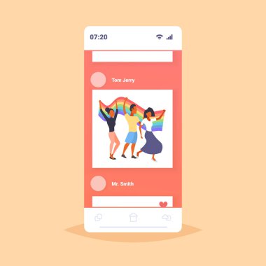 gökkuşağı bayrağı lgbt gurur festivali konsept gayler lezbiyenler birlikte akıllı telefon ekran online mobil uygulama tam uzunlukta düz ayakta ayakta aşk geçit kutluyor insanlar grup