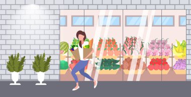 kadın müşteri tutan kağıt torbalar dolu bakkal kadın alışveriş ürünleri alışveriş konsepti modern bakkal süpermarket dış düz tam uzunlukta yatay satın alma