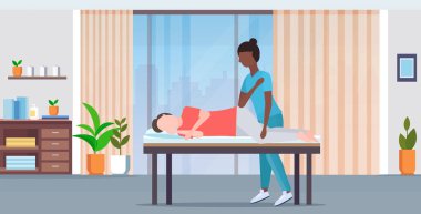 masaj yatağında yatan adam afro-amerikan masöz terapisti masaj yaralı hasta manuel fizik tedavi kavramı modern hastane ofis iç yatay tam uzunlukta masaj yapıyor