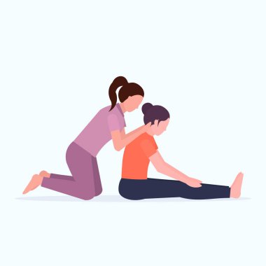 kadın kişisel antrenör kadın kaslar egzersiz kavramı düz tam uzunlukta germek için yardımcı kız fitness eğitmeni ile germe egzersizleri yapıyor