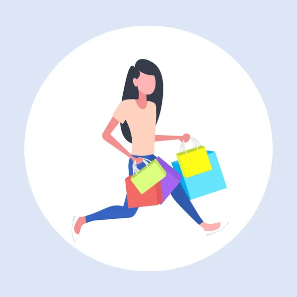 Женщина с разноцветными бумажными пакетами девушка холдинг покупка большая продажа торговой концепции плоской в полную длину — стоковый вектор