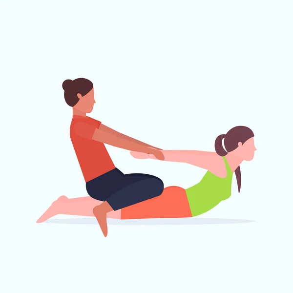 Ženská osobní cvičitel provádí cvičení s instruktorem pro fitness a pomáhá ženě natáhnout svaly — Stockový vektor