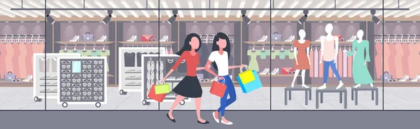 Alışveriş poşetleri taşıyan kızlar çift birlikte yürürken eğlenen tatil büyük satış konsepti modern butik moda mağazası dış düz tam uzunlukta yatay afiş — Stok Vektör