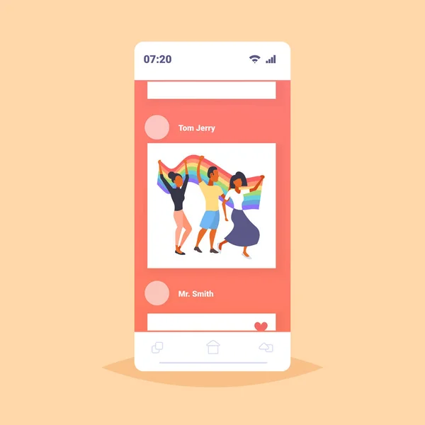 Pessoas grupo segurando arco-íris bandeira lgbt orgulho festival conceito gays lésbicas comemorando amor desfile pé juntos smartphone tela online aplicativo móvel comprimento total plana —  Vetores de Stock