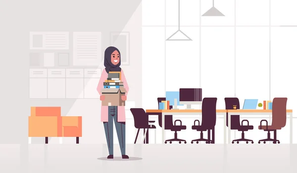 Арабська бізнес-леді офіс працівник тримає коробку з речами нова робота бізнес концепція креативне робоче місце сучасне робоче місце інтер'єр квартира повної довжини горизонтальна — стоковий вектор