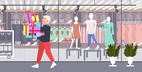 Butik duży facet gród kolorowy koncepcja moda mężczyzna nowoczesny odzież poziomy przytrzymanie pudełko płaski sklep sprzedaż stosu walizka zakupy zewnętrzny — Wektor stockowy