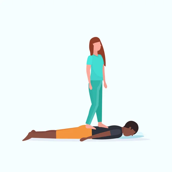 Masseurin in Uniform steht auf dem Rücken der Patienten und tut Heilbehandlung afrikanisch amerikanischen Kerl mit Massage manuelle Therapie-Konzept volle Länge — Stockvektor