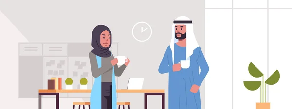 阿拉伯商人夫妇喝卡布奇诺阿拉伯商人女人讨论会议期间喝咖啡休息概念现代办公休息区内部肖像水平 — 图库矢量图片