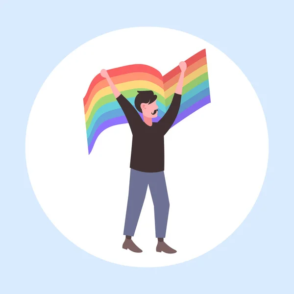 Uomo gay holding lgbt arcobaleno bandiera amore parata orgoglio festival concetto maschio cartone animato personaggio completo piatta — Vettoriale Stock
