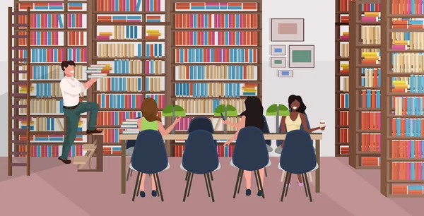 Μείγμα ανθρώπων που διαβάζουν βιβλία γυναίκες κάθονται στο στρογγυλό τραπέζι άνθρωπος κρατώντας βιβλία στοίβα στο βιβλιοπωλείο σκάλα με ράφια μοντέρνα βιβλιοθήκη εσωτερικό επίπεδο οριζόντια πλήρες μήκος — Διανυσματικό Αρχείο