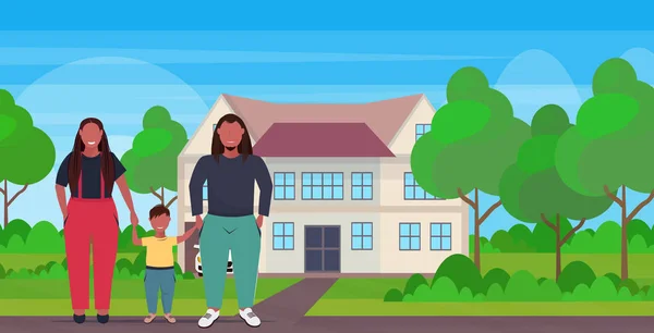 Gorda familia con sobrepeso cogida de la mano obesa madre padre e hija de pie juntos sobre tamaño padres con niño divertirse villa casa paisaje fondo longitud completa plana horizontal — Vector de stock