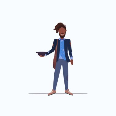 zavallı adam dilenci şapka tutan afrikalı-amerikan para evsiz işsiz işsizlik kavramı beyaz arka plan tam uzunlukta yalvarıyor