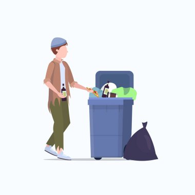 yoksul adam dilenci alkol tramp şişe tutan sokak evsiz işsizlik işsizlik yoksulluk kavramı beyaz arka plan tam uzunlukta çöp tenekesi yiyecek ve giysi arama