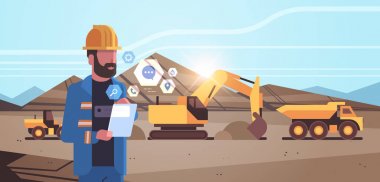 kömür madeni üretimi opencast taş ocağı arka plan portre yatay üzerinde çalışan damperli kamyon profesyonel ekipman üzerinde toprak yükleme mobil app ekskavatör kullanarak kask açık çukur adam işçi
