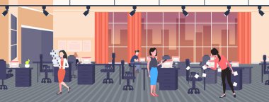 yapışkan notlar startup planlama yönetimi takım çalışması kavramı iş adamları yaratıcı ofiste tam uzunlukta düz yatay birlikte çalışan kullanarak çıkartmalar gönderme