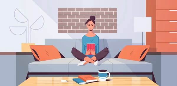 Genç kadın tablet kız okuma e-kitap e-öğrenme kavramı modern oturma odası iç düz yatay tam uzunlukta kullanarak kanepede oturan — Stok Vektör