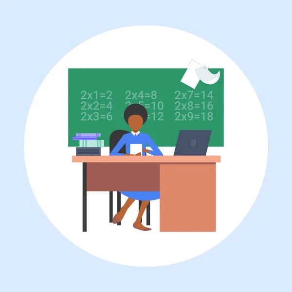 여자 교사는 노트북 수학 수업 교육 개념 현대 학교 교실 인테리어 평면을 사용하여 칠판 아프리카 계 미국인 여성 앞에 책상에 앉아 — 스톡 벡터