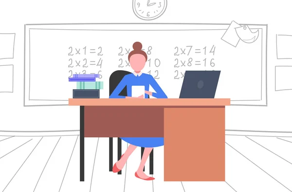 Profesora sentada en el escritorio frente a la pizarra usando el concepto de educación de lecciones de matemáticas para computadora portátil aula moderna doodle horizontal interior — Archivo Imágenes Vectoriales