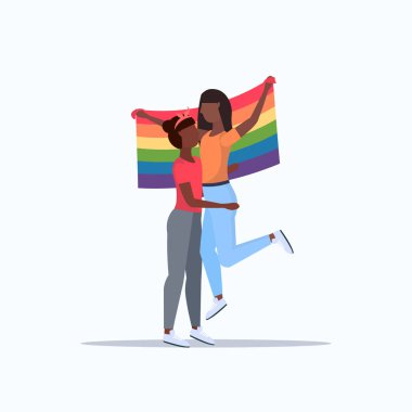 gökkuşağı bayrağı tutan kadın çift aşk geçit töreni lgbt gurur festivali konsepti afrikalı amerikalı lezbiyenler kadın çizgi film karakterleri kucaklayan birlikte tam uzunlukta düz ayakta