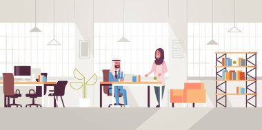 kadın asistan ile arap işadamı dizüstü bilgisayar kullanarak işyeri takım çalışması kavramı yaratıcı çalışma alanı modern ofis iç tam uzunlukta yatay toplantı sırasında yeni proje tartışıyor