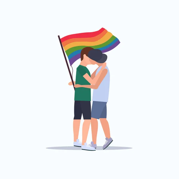 Coppia gay holding lgbt arcobaleno bandiera amore parata orgoglio festival concetto due sorridente ragazzi abbracciare baci maschio cartoni animati personaggi completo piatta — Vettoriale Stock