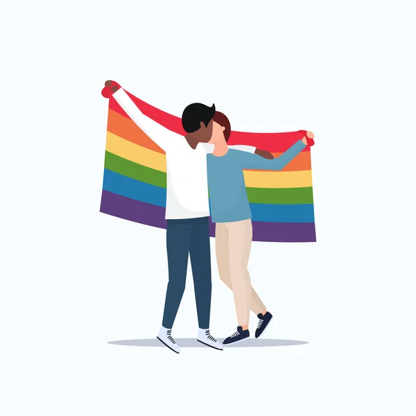 Misto gara coppia gay holding lgbt arcobaleno bandiera amore parata orgoglio festival concetto due sorridente ragazzi abbracciare baci maschio cartoni animati personaggi completo piatta — Vettoriale Stock