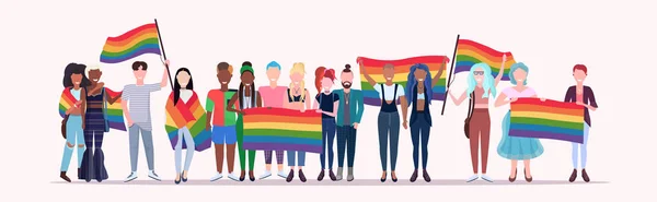 Groupe de personnes tenant drapeau arc-en-ciel lgbt pride festival concept mix race gays lesbiennes foule célébrant amour défilé debout ensemble pleine longueur plat horizontal — Image vectorielle