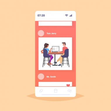 Mimarlar çift dizüstü mühendisleri ev planı online mobil uygulama tam uzunlukta tasarım planlar konut müteahhitler ile bilgisayar ekranında ev projesi taslak kullanarak