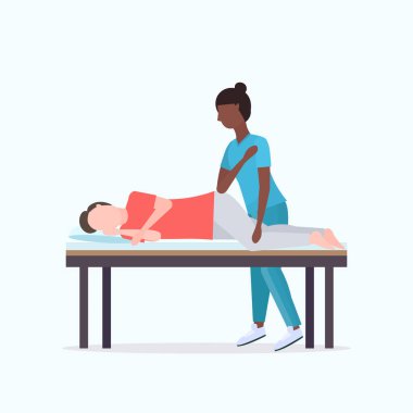 adam Masaj Yatak African Amerikan masöz terapist tedavi şifa bakım hasta el spor rehabilitasyon konsepti tam uzunluk