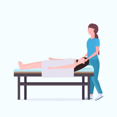 kadın Masaj Yatak African Amerikan masöz terapist üzerinde yatıyor şifa tedavi masaj yaralı hasta manuel spor fizyoterapi rehabilitasyon kavramı tam uzunlukta