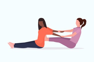 kadın kişisel eğitmen kas egzersiz kavramı düz tam uzunlukta streç kadın yardım Afrikalı Amerikalı kız fitness eğitmen ile germe egzersizleri yapıyor