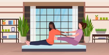 kişisel eğitmen Afrika Amerikan Kız fitness eğitmen ile germe egzersizleri yapıyor kas vücut egzersiz kavramı streç eğitim modern yoga stüdyo iç tam uzunlukta yatay vektör
