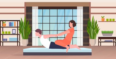 kadın kişisel antrenör adam fitness eğitmen adam spor egzersizler iç düz tam uzunlukta vücut egzersiz kavrama yardımcı germe