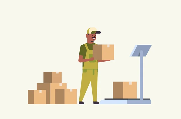 Kurir african american dalam seragam menempatkan kotak paket pada skala surat mengekspresikan konsep layanan logistik datar horisontal penuh - Stok Vektor