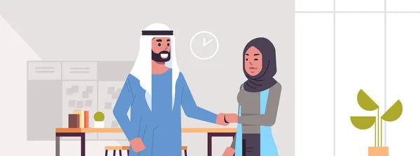 阿拉伯商人男子妇女握手阿拉伯商业伙伴夫妇握手在会议协议伙伴关系概念现代共同工作中心办公室内部肖像水平 — 图库矢量图片