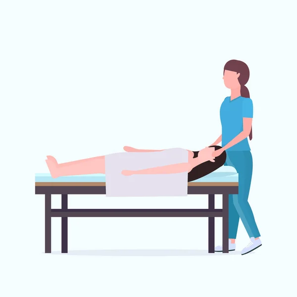 Vrouw liggend op massage bed African American masseuse therapeut doen genezing behandeling masseren geblesseerd patiënt handleiding sport fysiotherapie revalidatie concept volledige lengte — Stockvector