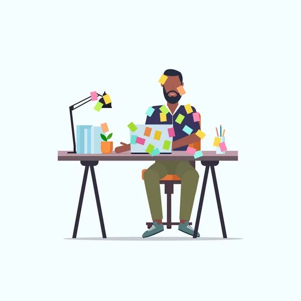 Empresário coberto com vara notas de planejamento de negócios conceito prazo Africano americano trabalhador de escritório usando laptop sentado no local de trabalho plana comprimento total — Vetor de Stock