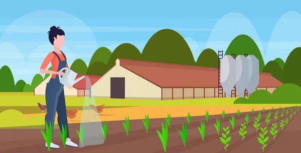 Agricultora que utiliza regadera jardinero en plantas de riego uniformes plantación agrícola cosecha jardinería concepto de agricultura ecológica campo paisaje plano longitud completa horizontal — Vector de stock