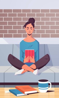 Genç kadın kanepe üzerinde oturma tablet kız okuma e-kitap e-öğrenme konsept modern oturma odası iç düz tam uzunluk